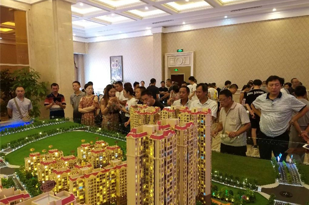莲湖水畔现鎏金彩絮 铁投·莲花府邸营销中心耀市亮相