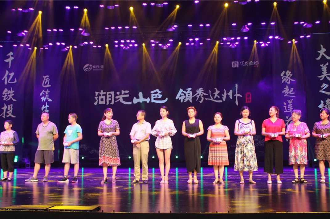 莲湖水畔现鎏金彩絮 铁投·莲花府邸营销中心耀市亮相