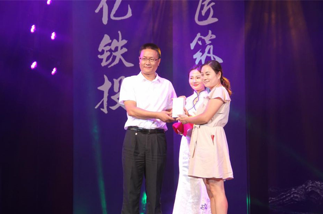 莲湖水畔现鎏金彩絮 铁投·莲花府邸营销中心耀市亮相