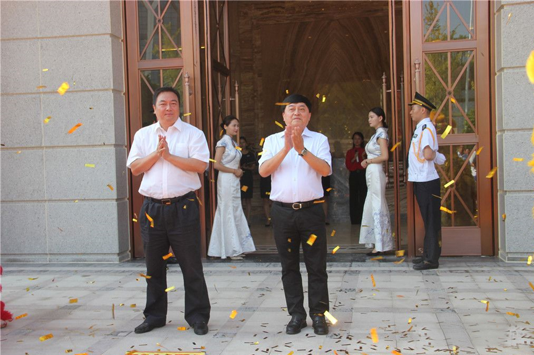 莲湖水畔现鎏金彩絮 铁投·莲花府邸营销中心耀市亮相