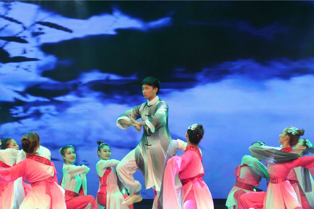 莲湖水畔现鎏金彩絮 铁投·莲花府邸营销中心耀市亮相