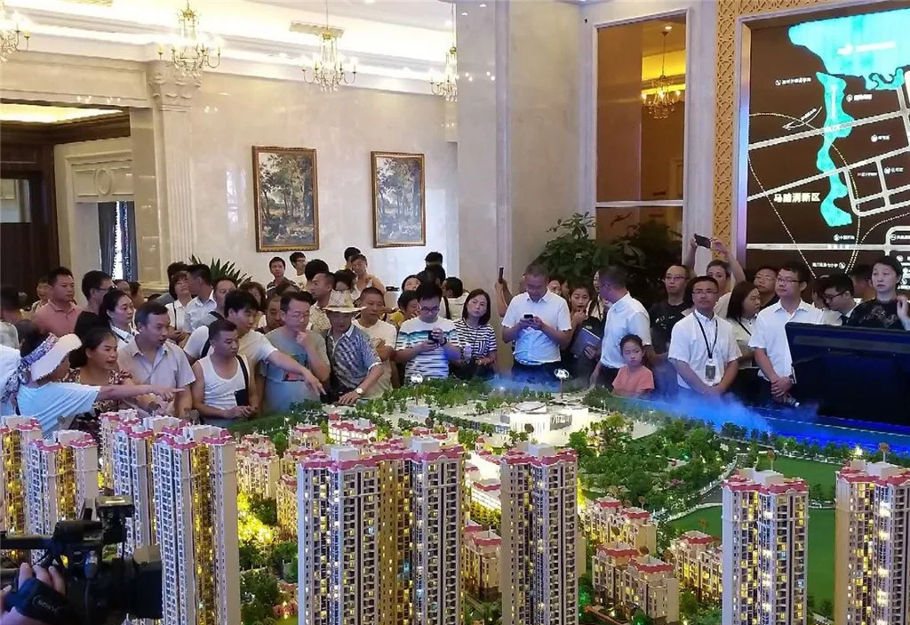 莲湖水畔现鎏金彩絮 铁投·莲花府邸营销中心耀市亮相